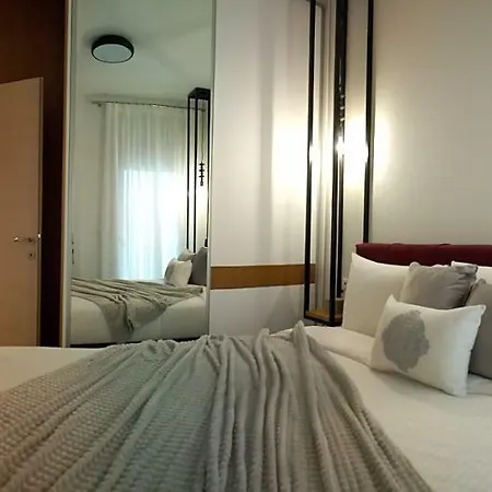 Апартаменты Comely N Gusto Luxury Apts.