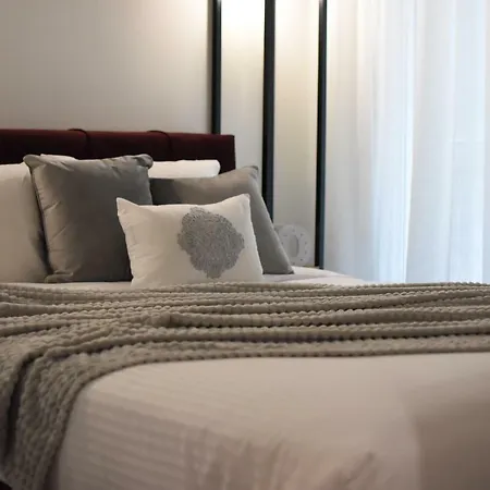 Апартаменты Comely N Gusto Luxury Apts.